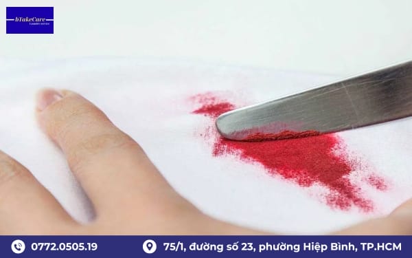 3 quy tắc vàng xử lý vết son trước khi làm sạch